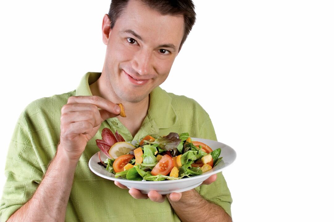 чоловік їсть овочевий салат для потенції