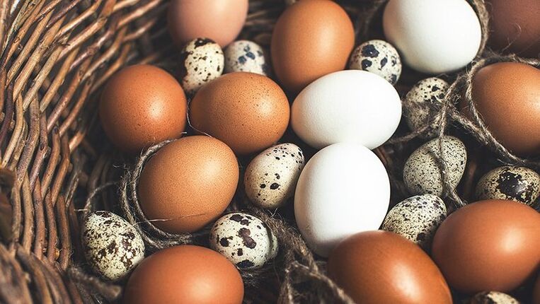 Перепелині та курячі яйця потрібно додавати до раціону чоловіка з метою підтримки потенції. 
