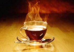 Ароматний напій на основі чаю, меду та горілки для зміцнення чоловічої сили
