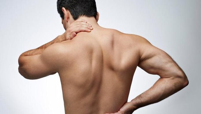 Міжхребетна грижа виявляє себе болем у спині та сприяє погіршенню потенції. 